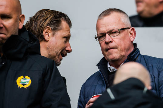 Hammarbys sportchef Jesper Jansson i samtal med