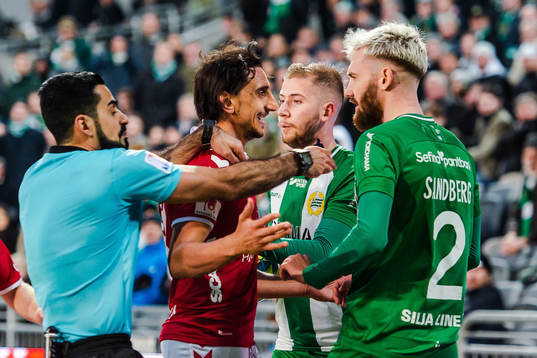 Kalmars Mahmoud Eid i bråk med Hammarbys Simon Sandberg
