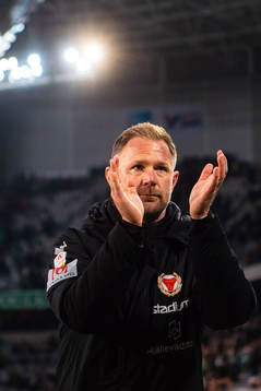 Kalmars tränare Magnus Pehrsson tackar publiken