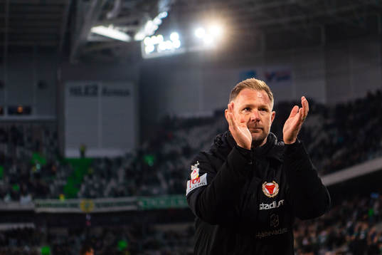 Kalmars tränare Magnus Pehrsson tackar publiken