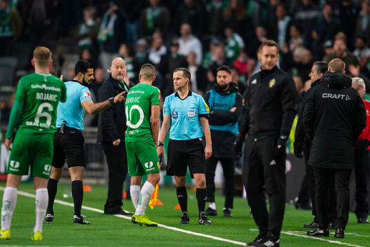 Hammarbys Nikola Djurdjic pratar med assisterande domare
