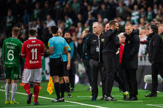 Fjärde domaren är framme och pratar med Hammarbys