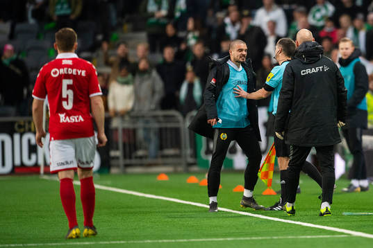 Hammarbys Vladimir Rodić skriker på assisterande domare