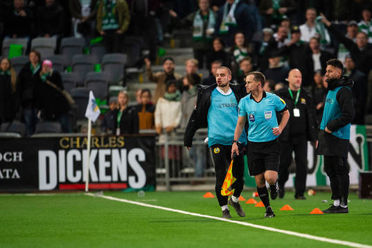 Hammarbys Vladimir Rodić skriker på assisterande domare