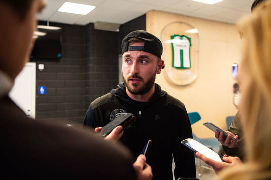 Hammarbys Muamer Tankovic blir intervjuad i mixade zonen