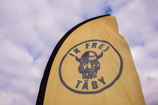 En vela med Frejs klubbmärke