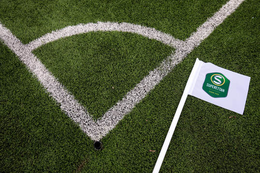 En hörnflagga med Superettans emblem på konstgräs