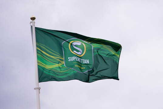En flagga med Superettans emblem