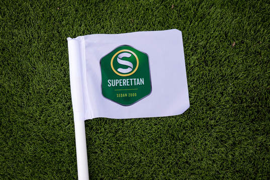 En hörnflagga med Superettans emblem på konstgräs