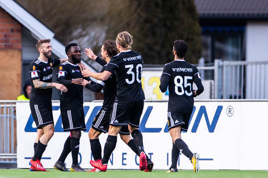 Syrianskas Lumala Abdu jublar med Andrew Michael Stadler