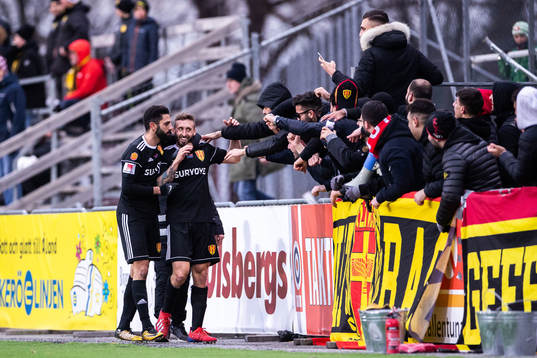 Syrianskas Andrew Michael Stadler jublar med supportrar