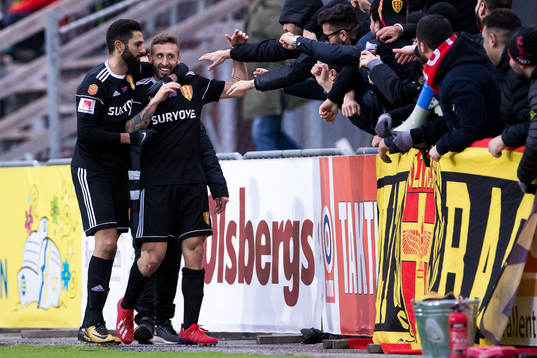 Syrianskas Andrew Michael Stadler jublar med supportrar