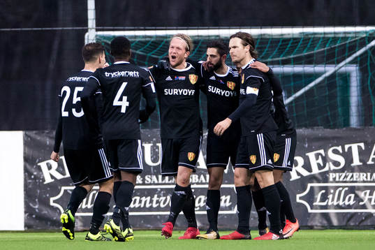 Syrianskas Anders Bååth jublar med lagkamrater