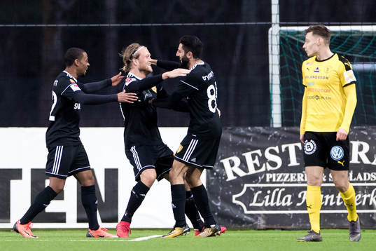Syrianskas Anders Bååth jublar med lagkamrater