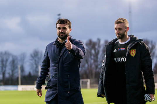Syrianskas tränare Korosh Hatami gör tummen upp