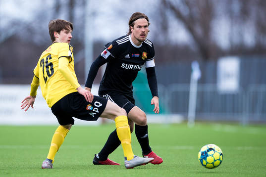 Frejs Olle Edlund och Syrianskas Sebastian Rajalakso