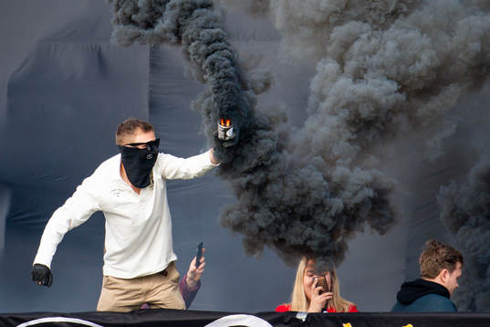 En Landskrona supporter med en bengal
