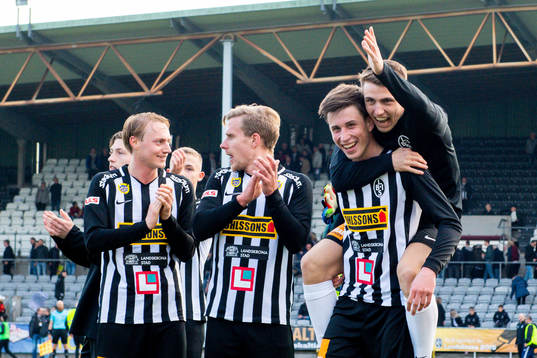 Landskronas Filip Olsson jublar med Hampus Ferhm