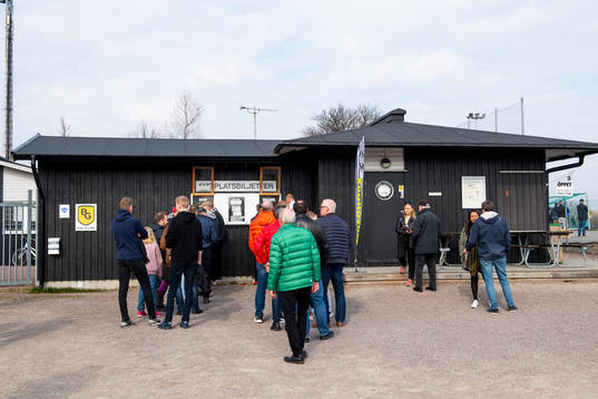 Kö till biljettkassan i Landskronas kansli