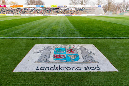 Logotype för Landskrona stad i gräset på Landskrona IP