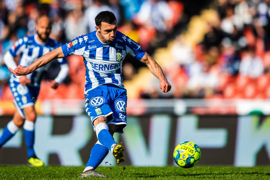 IFK Göteborgs Giorgi Kharaishvili slår en straff