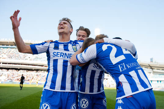 IFK Göteborgs Sebastian Ohlsson omfamnas av lagkamrater