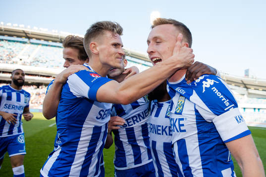 IFK Göteborgs Sebastian Ohlsson omfamnas av lagkamrater,