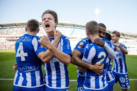 IFK Göteborgs Sebastian Ohlsson omfamnas av lagkamrater