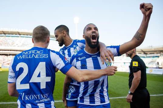 IFK Göteborgs Sebastian Ohlsson omfamnas av lagkamraterna