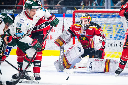 Frölundas Max Friberg och Luleås målvakt Joel Lassinantti
