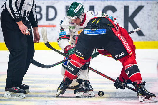 Frölundas Max Friberg och Luleås Niklas Olausson tekar