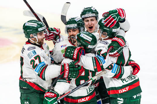Frölundas Jacob Peterson jublar med lagkamrater