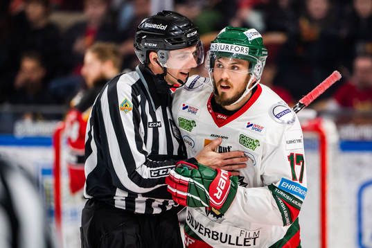 Frölundas Sebastian Stålberg och Linjedomare Andreas