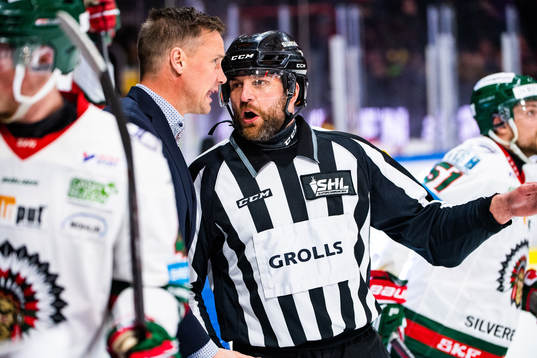 Frölundas tränare Roger Rönnberg  och Linjedomare Emil
