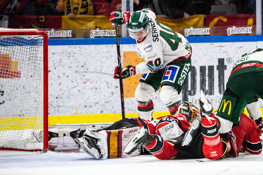 Frölundas Joel Mustonen och Luleås målvakt Joel