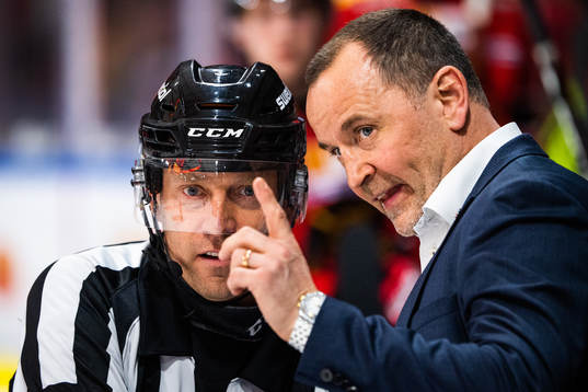 Domare Sören Persson och Luleås tränare Thomas Berglund