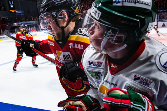 Luleås Petter Emanuelsson och Frölundas Joel Mustonen