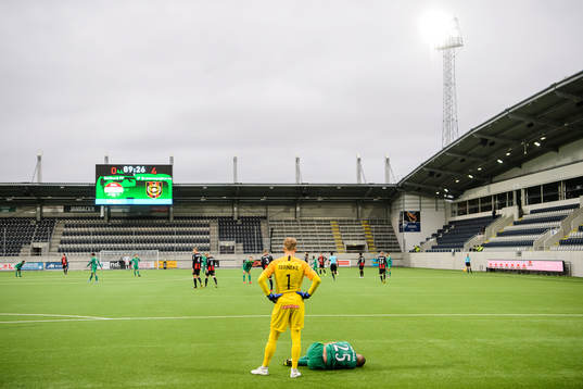 Dalkurds Malkolm Moënza har ont framför Brommapojkarnas