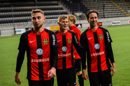 Brommapojkarnas spelare jublar