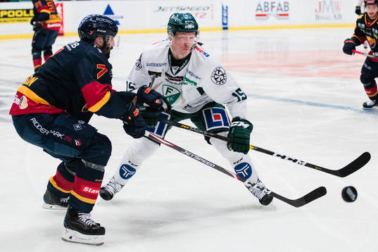 Djurgårdens Jason Garrison i kamp om pucken med