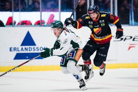 Färjestads Joakim Nygård jagas av Djurgårdens Linus