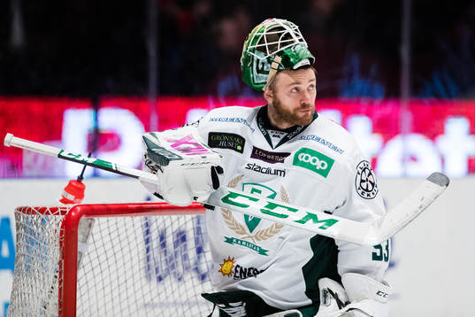 Färjestads målvakt Markus Svensson deppar