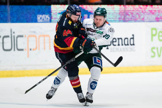 Djurgårdens Mattias Guter krockar med Färjestads Oskar