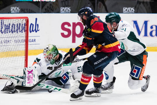 Djurgårdens Mattias Guter utmanar Färjestads målvakt