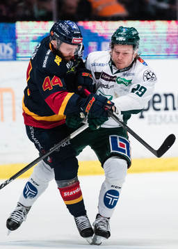 Djurgårdens Mattias Guter krockar med Färjestads Oskar