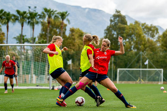 Therese Sessy Åsland, Amalie Eikeland and Elise Thorsnes