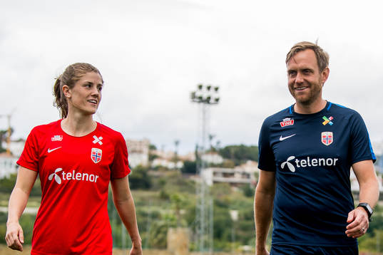 Maren Mjelde and Martin Sjögren, head coach of Norway