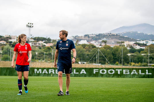 Maren Mjelde and Martin Sjögren, head coach of Norway