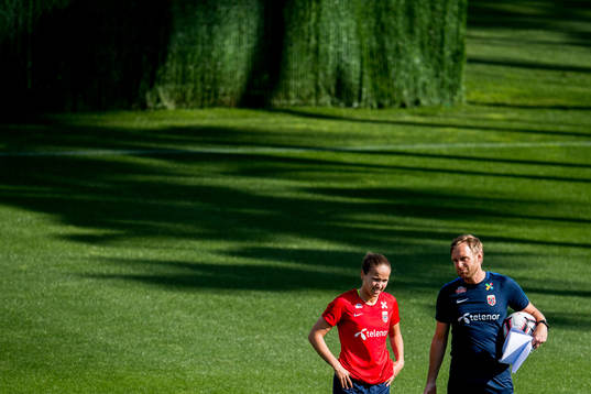Guro Reiten and Martin Sjögren, head coach of Norway