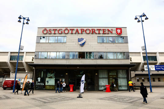 Entrén till Östgötaporten innan fotbollsmatchen i